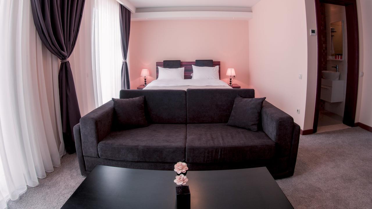Semitronix Hotel Prishtina Pristina Buitenkant foto