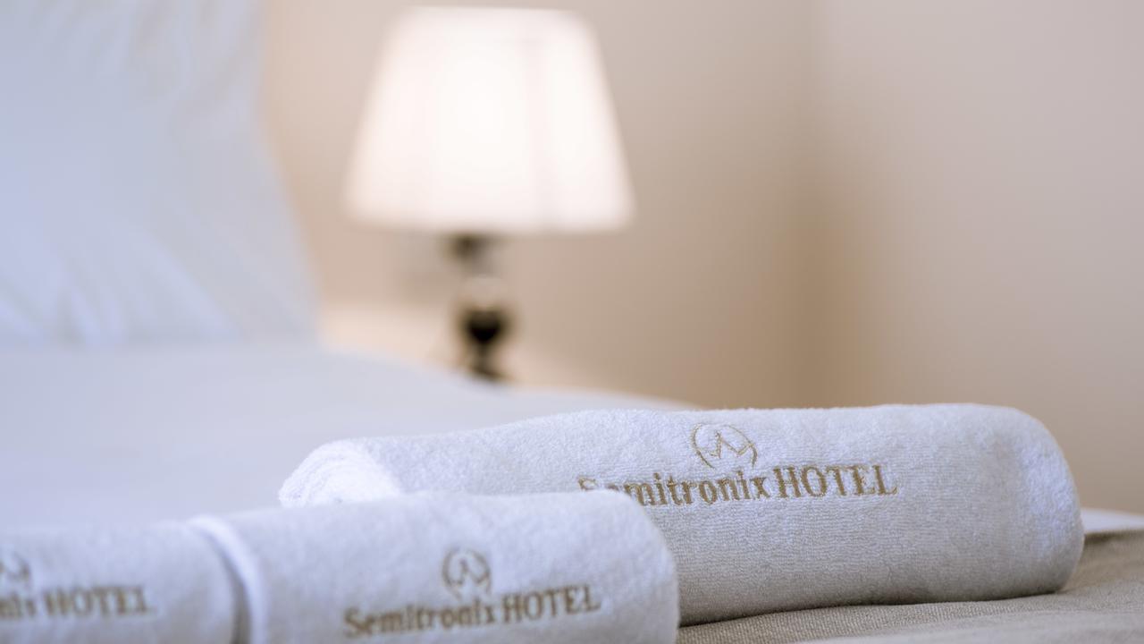 Semitronix Hotel Prishtina Pristina Buitenkant foto