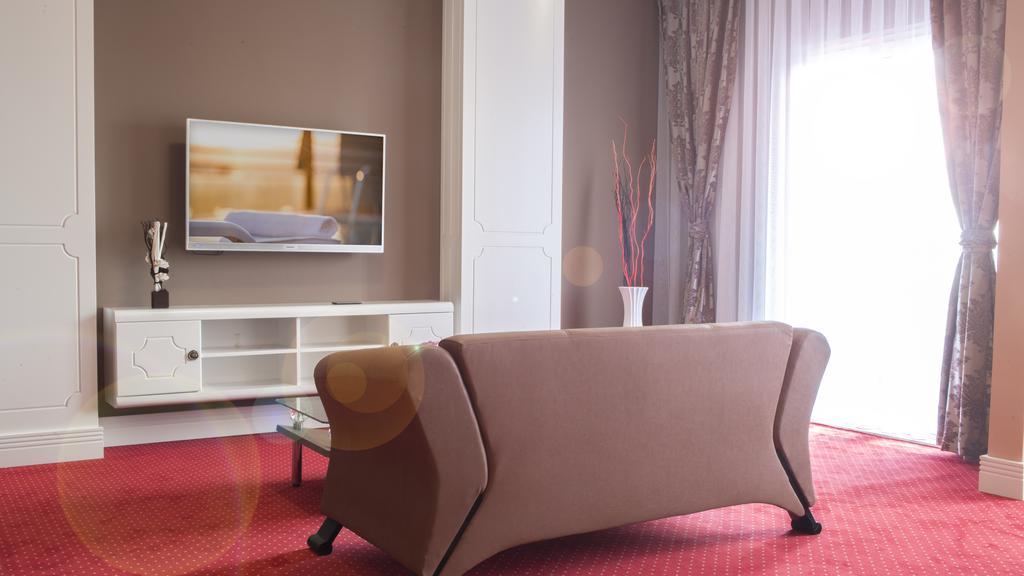 Semitronix Hotel Prishtina Pristina Buitenkant foto