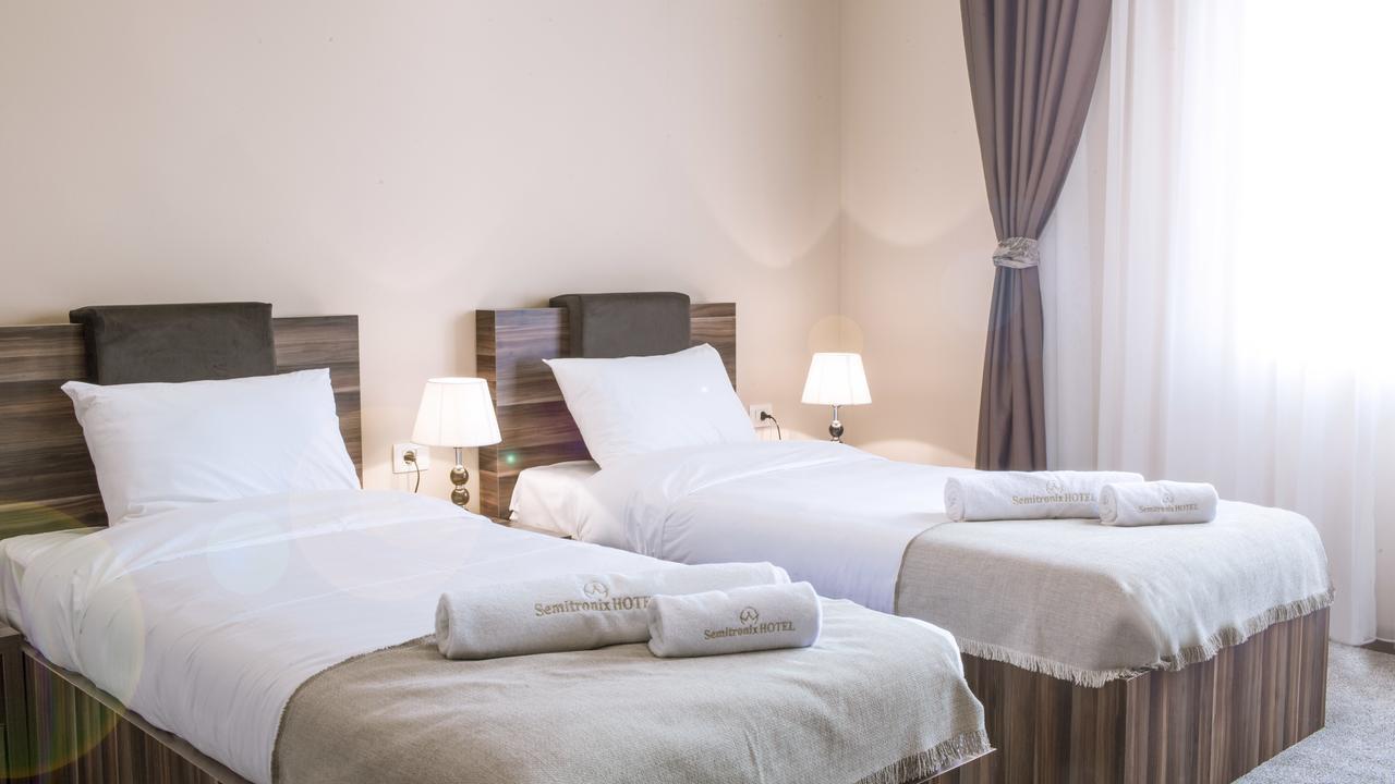 Semitronix Hotel Prishtina Pristina Buitenkant foto